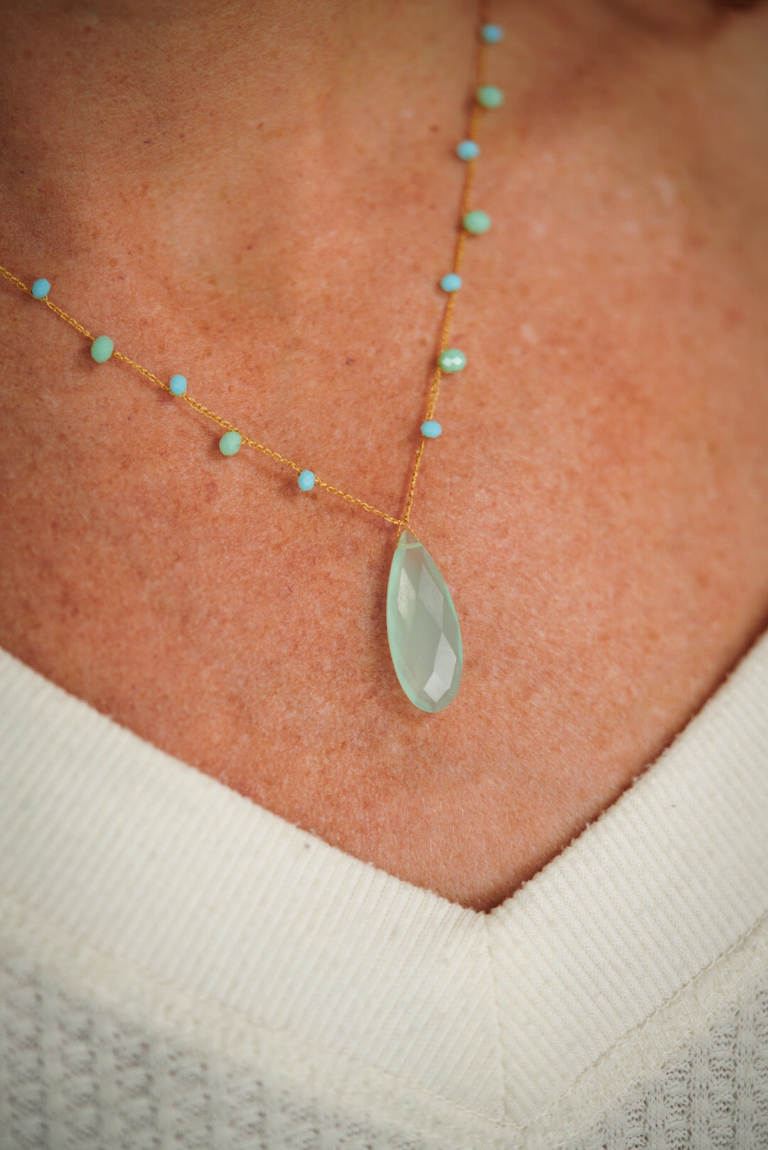 Collar tejido con Calcedonia y cristales